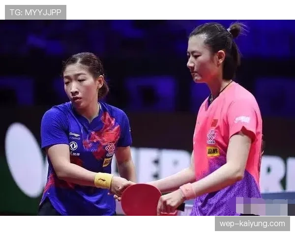 刘诗雯赛场上严肃，换下球拍回家竟被锅碗瓢盆围堵了？