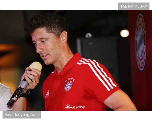 如果莱万多夫斯基随便逛夜市，老板拿价签的那脸我想录下来