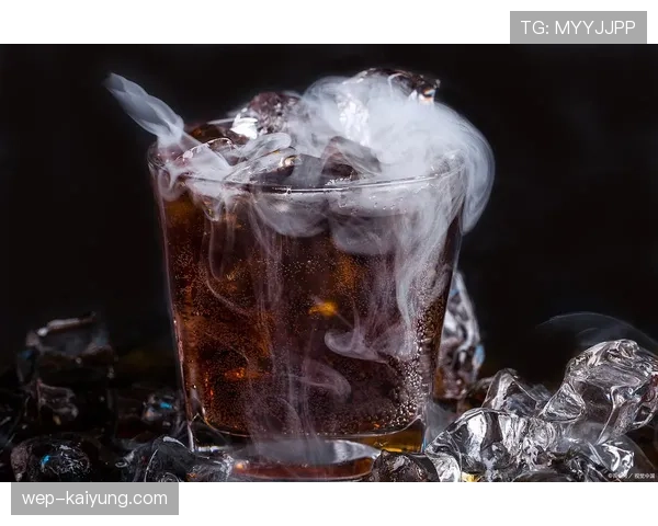 特雷·杨家的冰箱里只放蛋白粉和冰水，连瓶可乐都找不到